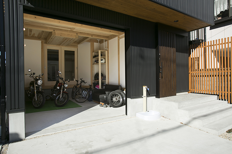 雨楽な家 建築事例 バイクのあるインナーガレージ