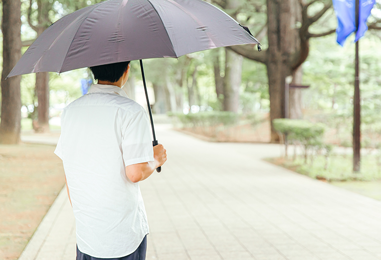 日傘でしのぐ炎夏